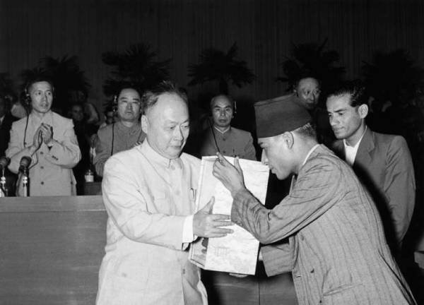1956年9月陈毅接受尼泊尔希雷斯特赠送给中共八大的礼物