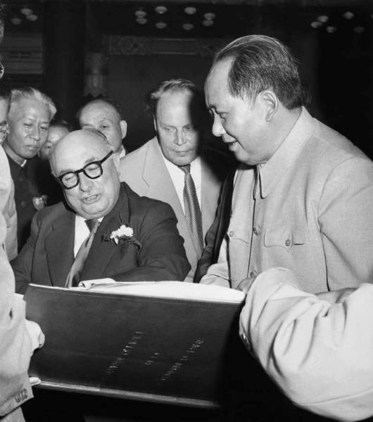 1956年9月雅克•杜克洛向毛泽东赠送巴黎公社时期的报纸