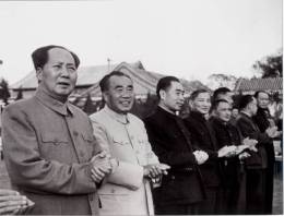 1955年10月23日毛泽东、朱德、周恩来、陈云、邓小平等接见西藏地区参观团