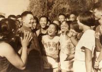 贺龙和部分运动员交谈