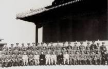 1955年10月1日毛泽东等中央领导人与军队部分高级将领在天安门城楼上合影