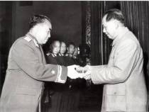 毛泽东主席将一级八一勋章、一级独立自由勋章、一级解放勋章授予朱德