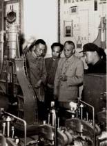 1955年6月刘少奇在北京参观重工业产品展览