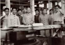1955年夏陈云同李先念视察哈尔滨锅炉厂