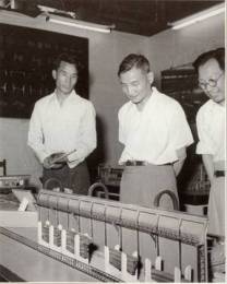 1955年6月26日陈云在中南海瀛台参观重工业展览