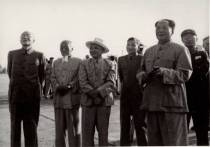 1955年6月25日毛泽东等党和国家领导人迎接胡志明率领的越南政府代表团