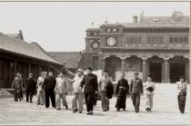1955年6月17日朱德和乌兰夫等在呼和浩特市参观喇嘛庙