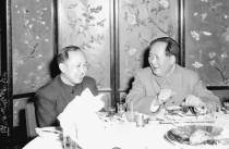 1956年2月，毛泽东同志和钱学森同志在中国人民政治协商会议全国委员会于中南海怀仁堂举行的宴会上交谈。