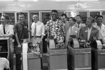 著名数学家华罗庚1964年陪同外国科学家参观中国科学院计算技术研究所的大型电子计算机