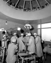妇产科专家林巧稚(左后第二人)在1959年6月建立的北京市妇产医院做手术
