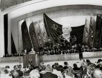 毛泽东在莫斯科庆祝十月革命四十周年会议上发表讲话