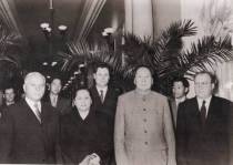 1957年11月，毛泽东率中国党政代表团在克里姆林宫留影