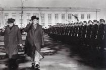 苏联最高苏维埃主席团主席伏罗希洛夫陪同主席检阅仪仗队