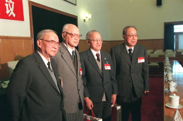 四位中国科学院院士，左起：王大珩、王淦昌、杨嘉墀、陈芳允