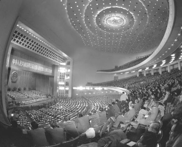1982年12月五届全国人大五次会议在北京举行