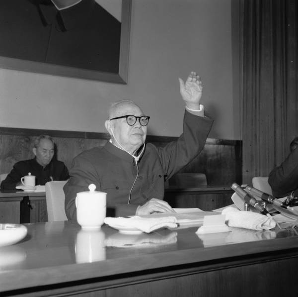 1978年12月叶剑英主持召开五届全国人大常委第五次会议通过《告台湾同胞书》