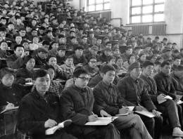 清华大学的1977级学生在课堂听课