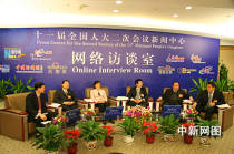 2009年3月全国人大代表来到十一届全国人大二次会议新闻中心网络访谈室，与网民进行在线交流