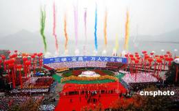 2007年11月为庆第八届中国艺术节在湖北举行，湖北宜昌市组织了“三峡•宜昌”万人大合唱