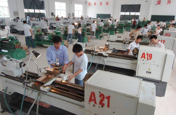 2006年5月广西柳州市鹿寨职业教育中心机械加工技术专业的学生在实习车床操作