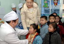 2006年2月湖北武汉市常青街社区卫生服务中心医生为社区内的小朋友检查身体