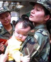 广州第一军医大学医务人员告别不满10个月女儿进京支援首都决战非典