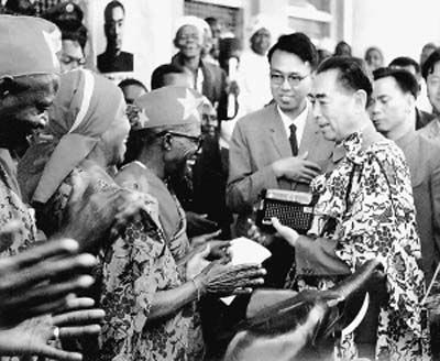 1965年6月,周恩来总理访问坦桑尼亚时与当地欢迎者互赠礼品。 1965年6月,周恩来总理访问坦桑尼亚时与当地欢迎者互赠礼品。