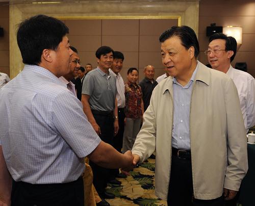 刘云山在河南调研 5月17日至20日,中共中央政治局常委、中央书记处书记刘云山在河南安阳、信阳等地调研。 这是5月18日,刘云山在安阳召开加强基层服务型党组织建设座谈会。 新华社记者饶爱民摄