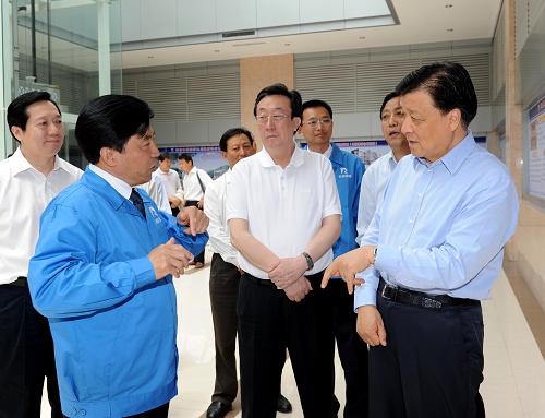 5月17日至20日,中共中央政治局常委、中央书记处书记刘云山在河南安阳、信阳等地调研。 这是5月19日,刘云山在河南羚锐制药公司调研企业党建工作。 新华社记者饶爱民摄
